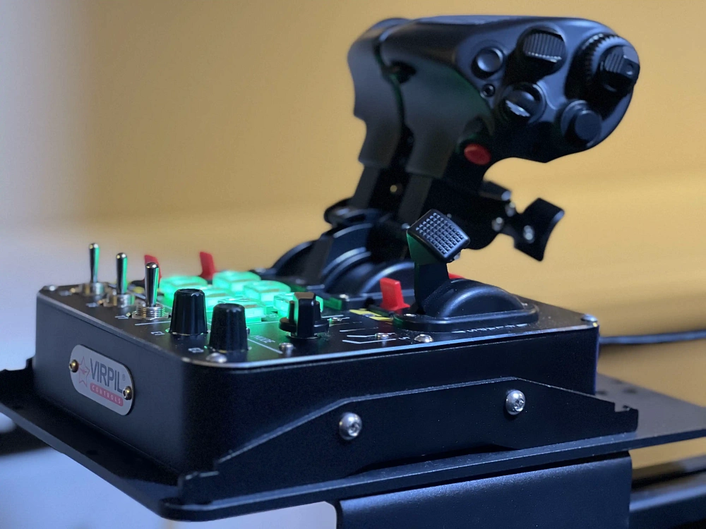 Два мира: как мы создали автосимулятор и авиасимулятор для одной семьи