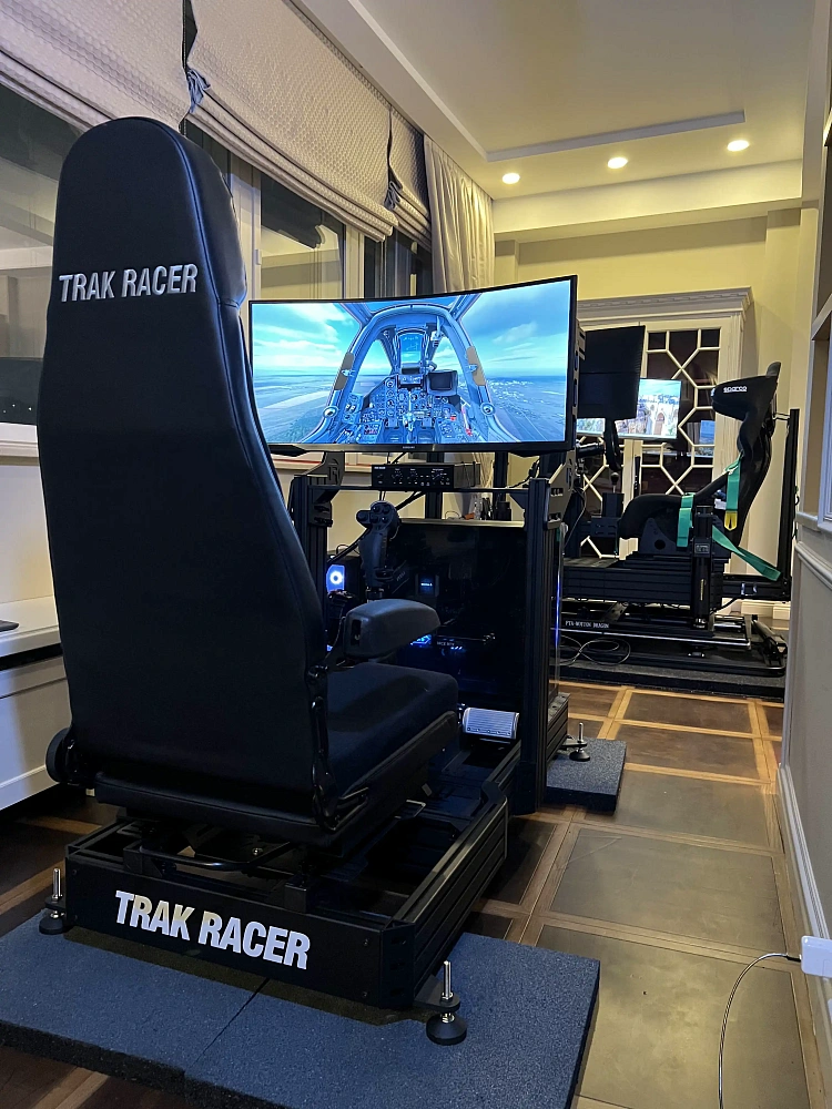 Два мира: как мы создали автосимулятор и авиасимулятор для одной семьи