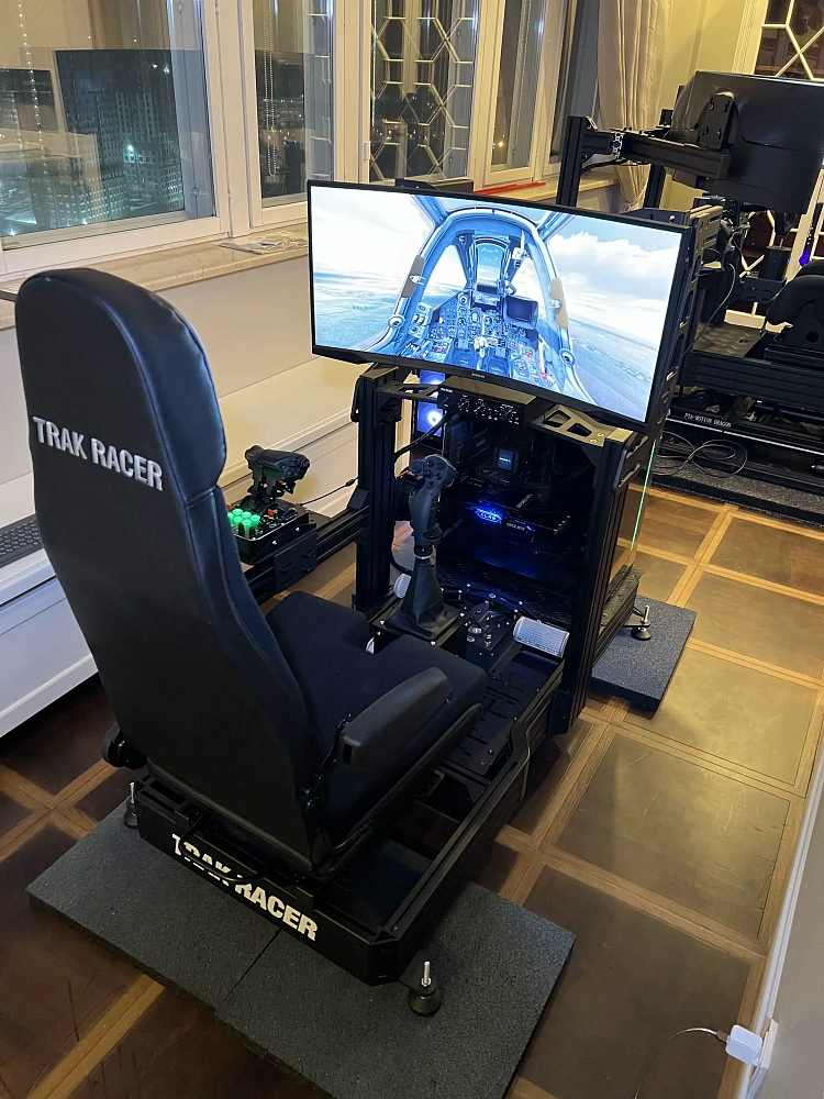 Два мира: как мы создали автосимулятор и авиасимулятор для одной семьи